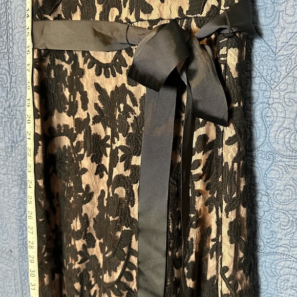 Adrianna Papell Evening Gown. Size 6, Floor Length. Black lace overlay, tan slip - Picture 5 of 11